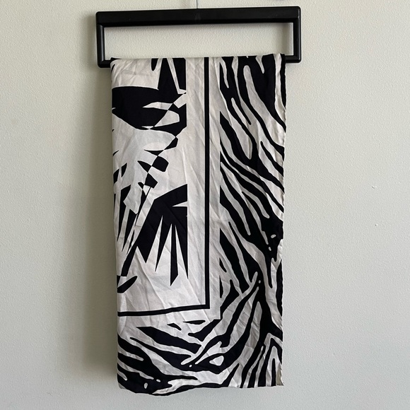 Black and white zebra strip square silk scarf - Picture 4 of 8